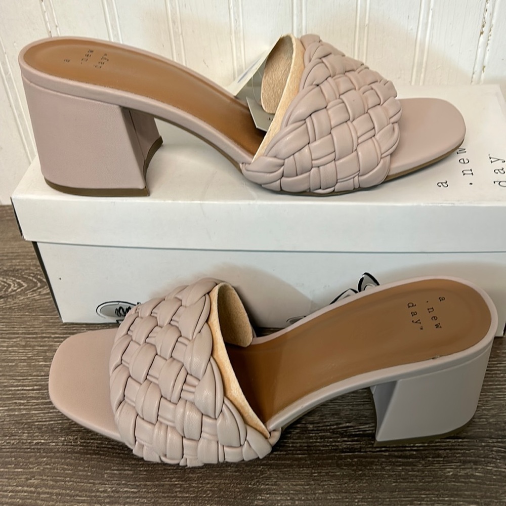 A new day lavender / Dorothy women’s shoes size 7 memory foam